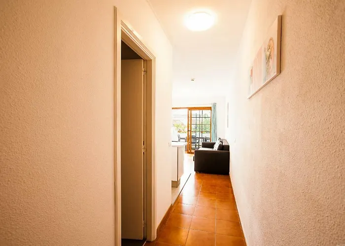 Avenida De Pueblos 16 *